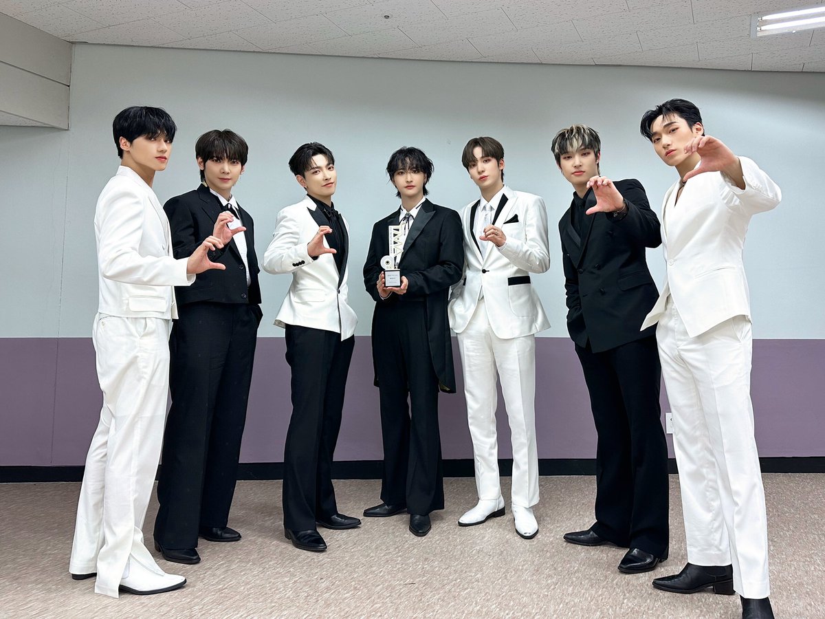 ATEEZofficial's tweet photo. [📷] TODAY ATEEZ
 ⠀
모두를 사로잡는 퍼포먼스로 #TMA 를 물들여버렸다!🔥
에이티니의 다채로운 마음 하나하나가 모여
에이티즈가 #더팩트뮤직어워즈 에서 '올해의 아티스트상'을 수상했습니다🥳
앞으로도 계속 행복한 추억 많이 만들어가요❤
⠀
 #TODAY_ATEEZ #ATEEZ #에이티즈 https://t.co/hwwV3rpyu0