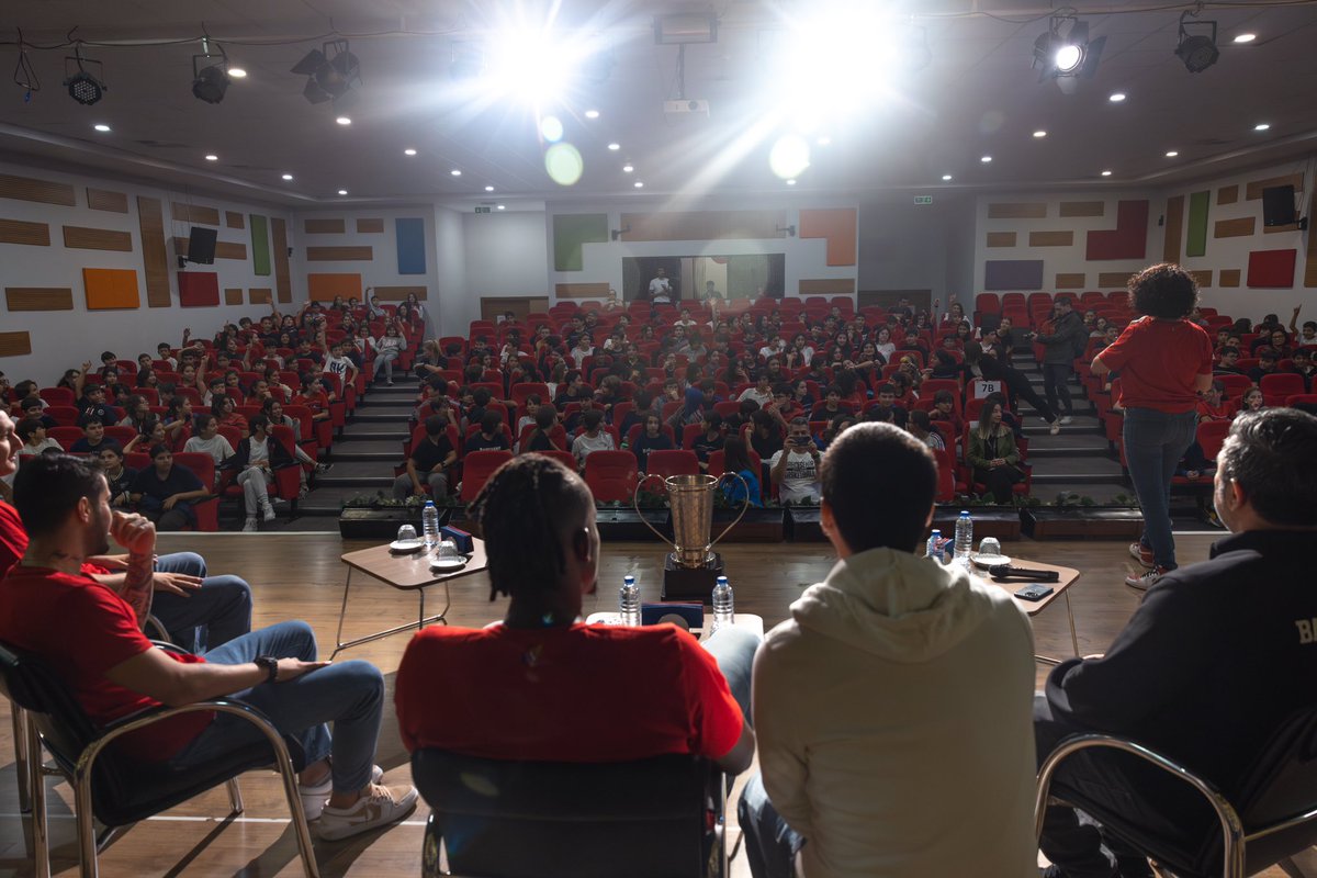 🤗 Bugün Bahçeşehir Koleji Dragos Kampüsümüzün misafiri olduk.

😍Bizleri büyük bir sevgi ve coşkuyla karşılayan Dragos Kampüsü öğrenci, öğretmen ve yöneticilerine çok teşekkür ederiz.

👋🏻 Maçlarda görüşmek üzere

❤️💙 #FlyHighTogether