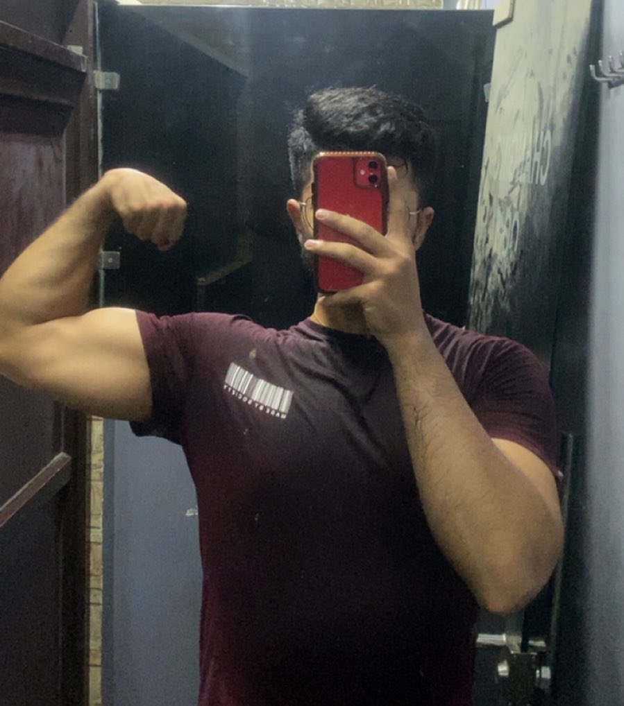 yd_here's tweet photo. Random back day bicep pump🤡 https://t.co/vQZVgbpXj5