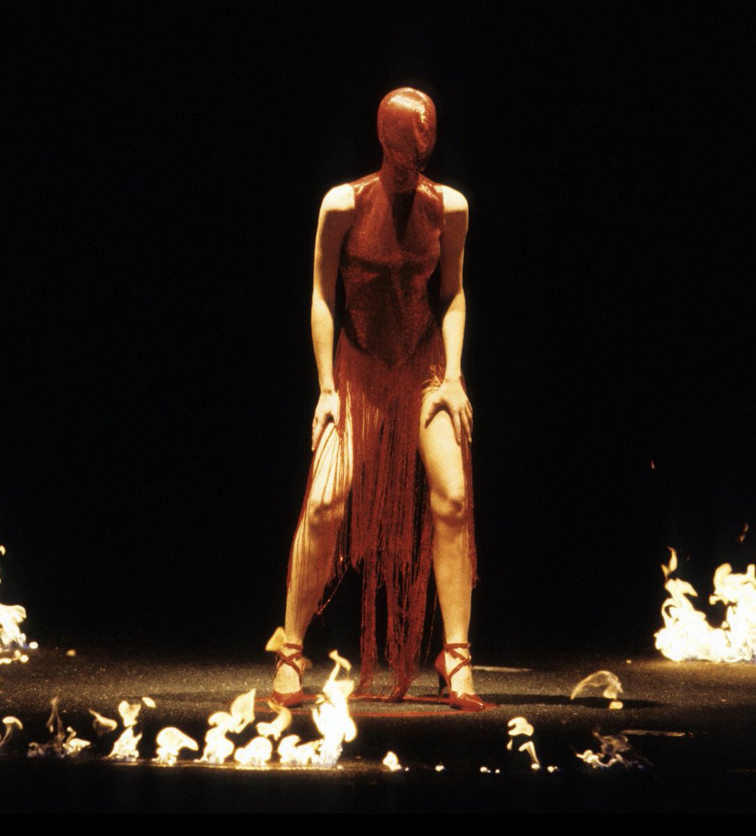 muglare's tweet photo. taylor in custom alexander mcqueen inspired by lee mcqueen’s fw98 rtw collection “joan” https://t.co/R23j1fpMD4