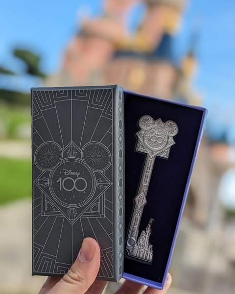TonyVandecamp's tweet photo. 🗝️ Clé Collector Disney 100 🗓️ World of Disney 16 oct. dès 8h30. En 2023 exemplaires, 29€ 🎫 Réservez le 13 oct., 18h LINEBERTY 🛍️ 
💬 Partagez la magie ! ✨🏰 #Disney100 https://t.co/9KWBT8jIEt