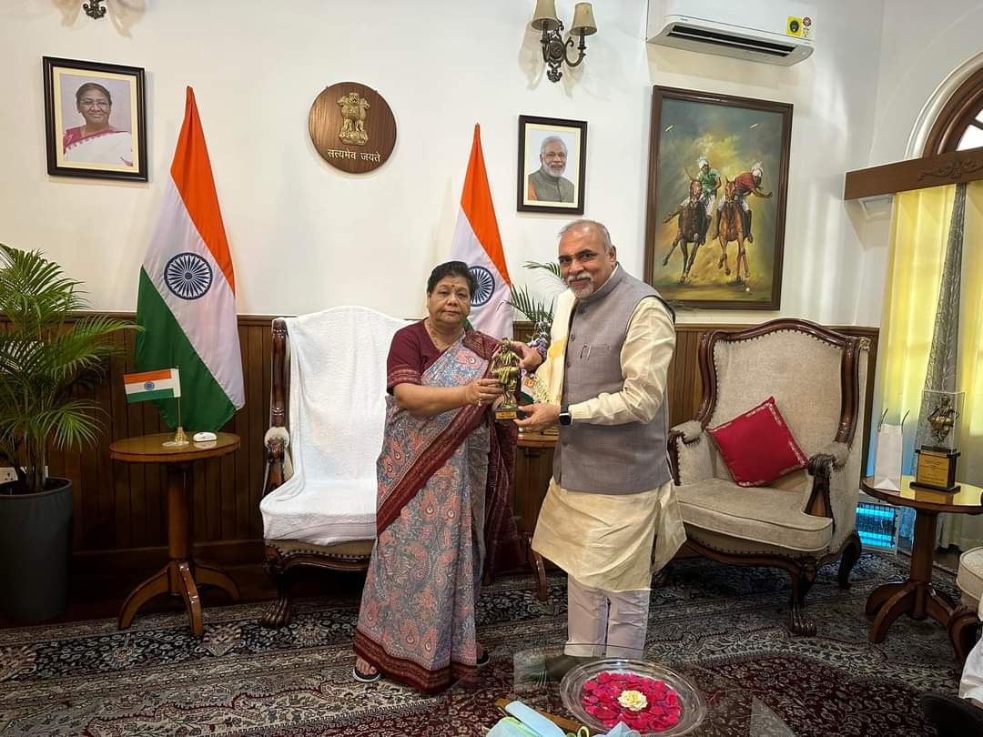 Vinod_gontia's tweet photo. मणिपुर की राज्यपाल आदरणीय अनुसुइया जी ने किया आत्मीय स्वागत ।
इम्फ़ाल की यात्रा अविस्मरणीय रही ।
#mptourism #mpt #India #भारत #Manipur https://t.co/Djw7yYFMGS