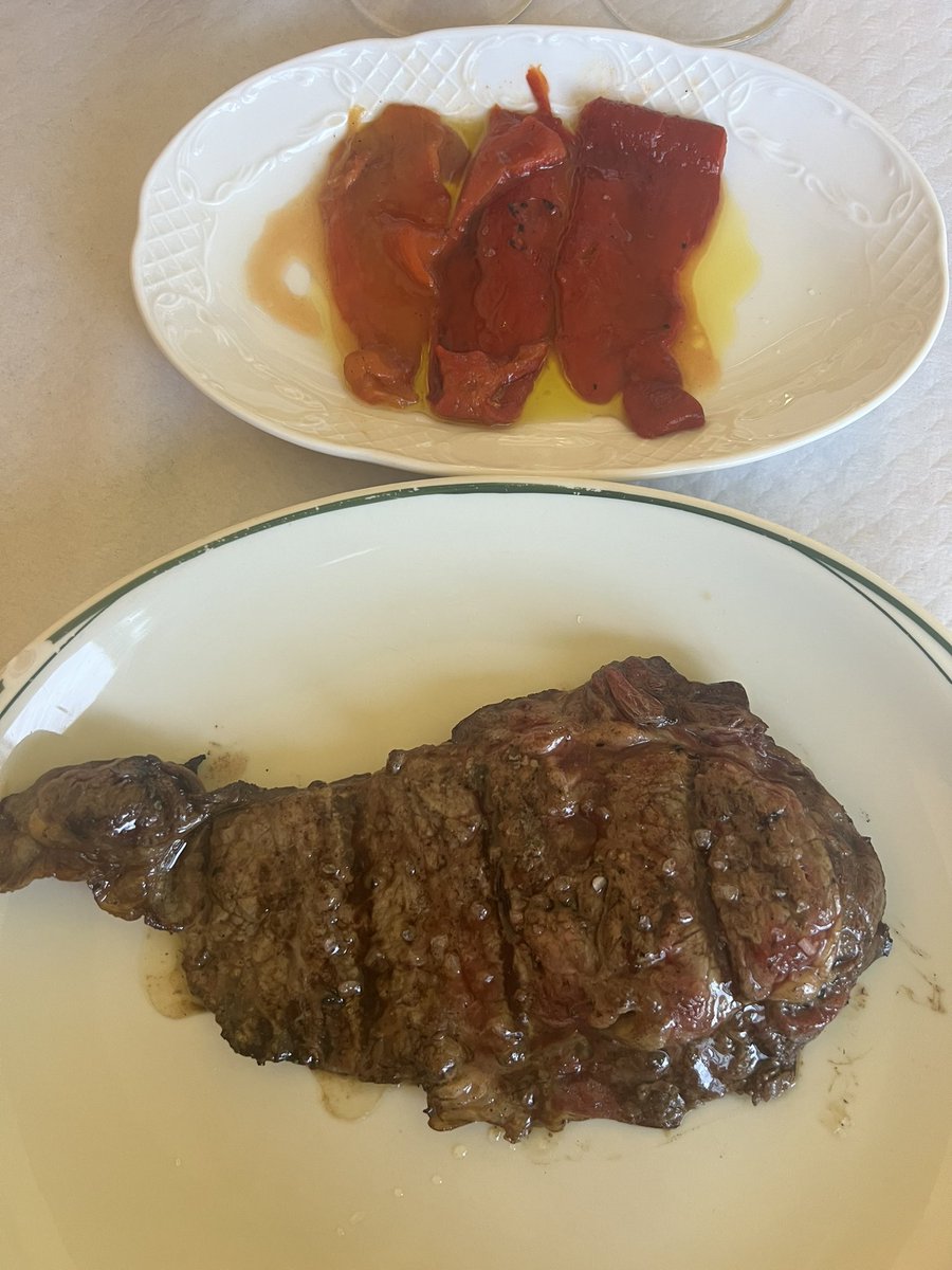 Marcoskicker's tweet photo. Menú maravilloso.
Sopa de trucha. 
Entrecot de vaca a la parrilla con pimientos asados. 
#aliveandkicking 👏🏻🕺🏻 https://t.co/sXSHN0G4k9
