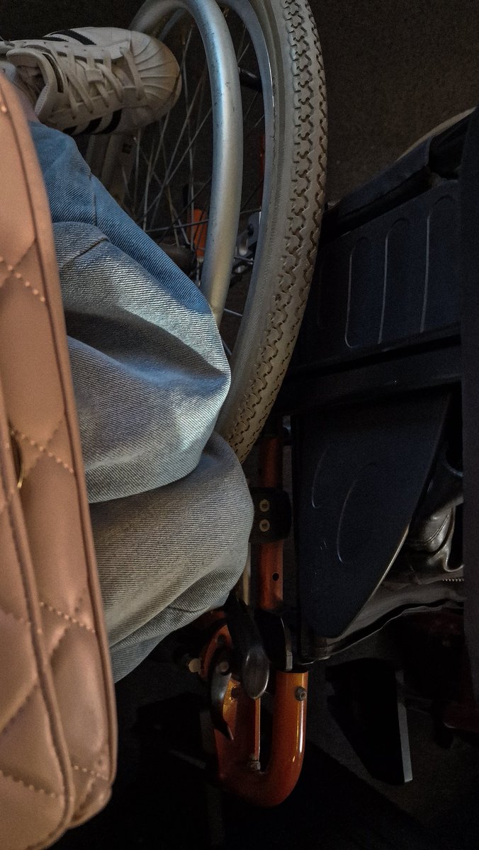 Dites, faudrait peut-être faire quelque chose pour les places PMR dans les trains ? J'avais l'impression d'être moi-même un bagage et je ne vous raconte pas l'inconfort le plus total 🫠 <a href="/SNCFVoyageurs/">SNCF Voyageurs</a>