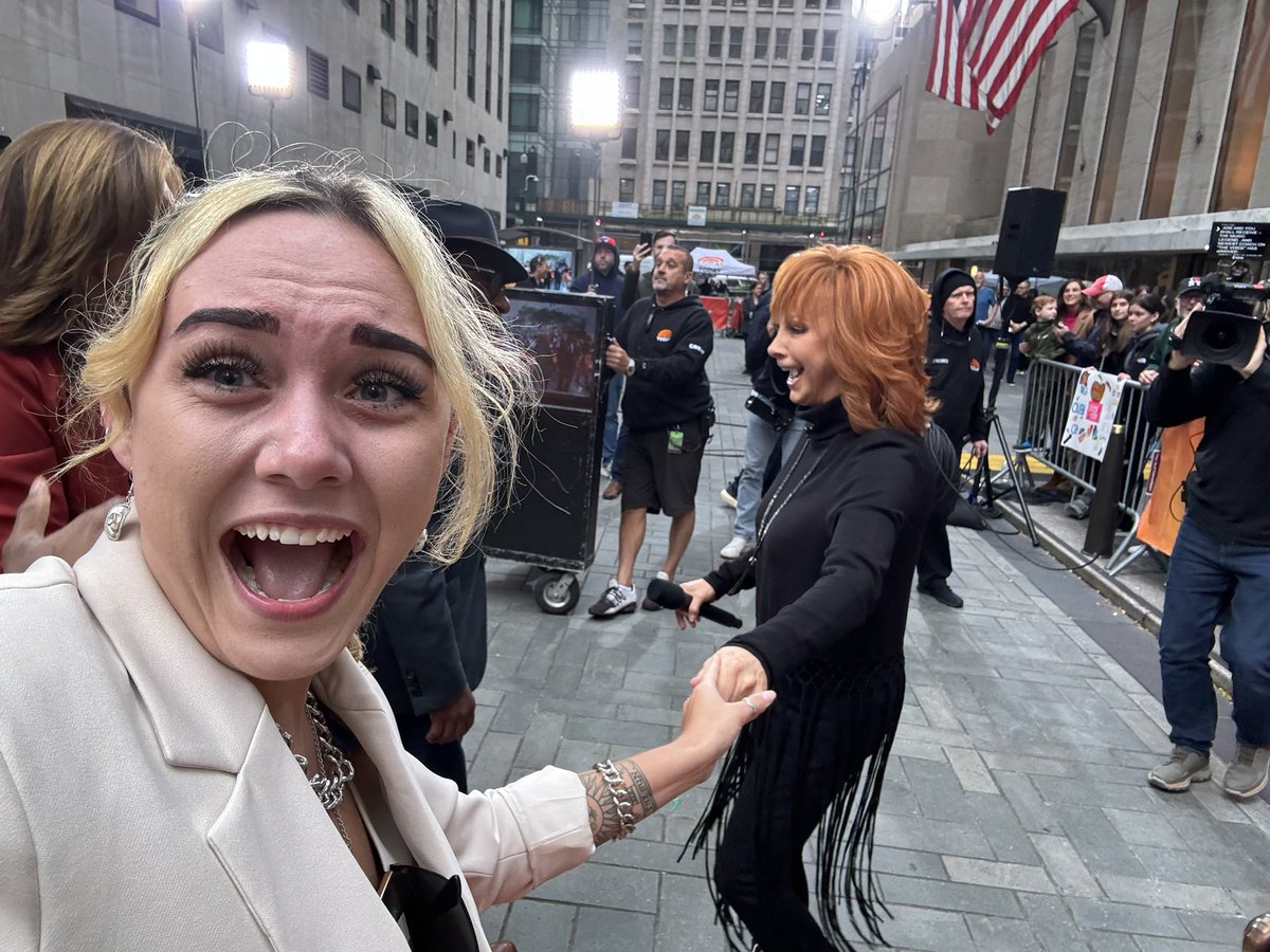 ChelseaDagger98's tweet photo. @reba flew all the way from the UK to watch you on the today show and to see you tonight. I was crying my eyes out seeing you. Can’t wait for this evening. Also the new song is just brilliant ❤️❤️ https://t.co/180w0JDaEW