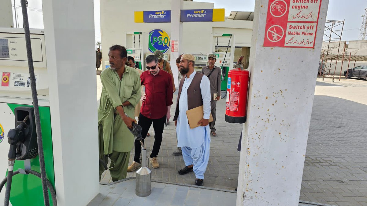 Aurangtweets's tweet photo. اسسٹنٹ کمشنر گوادر اور لیبر ڈپارٹمنٹ نے گوادرکے مختلف پٹرول پمپس میں پٹرول کا مقدار چیک کیا۔ اچھی بات یہ ھے کہ تمام چیک کئے گئے پمپس میں پٹرول کی مقدار پوری تھی- https://t.co/0s5GBawe84