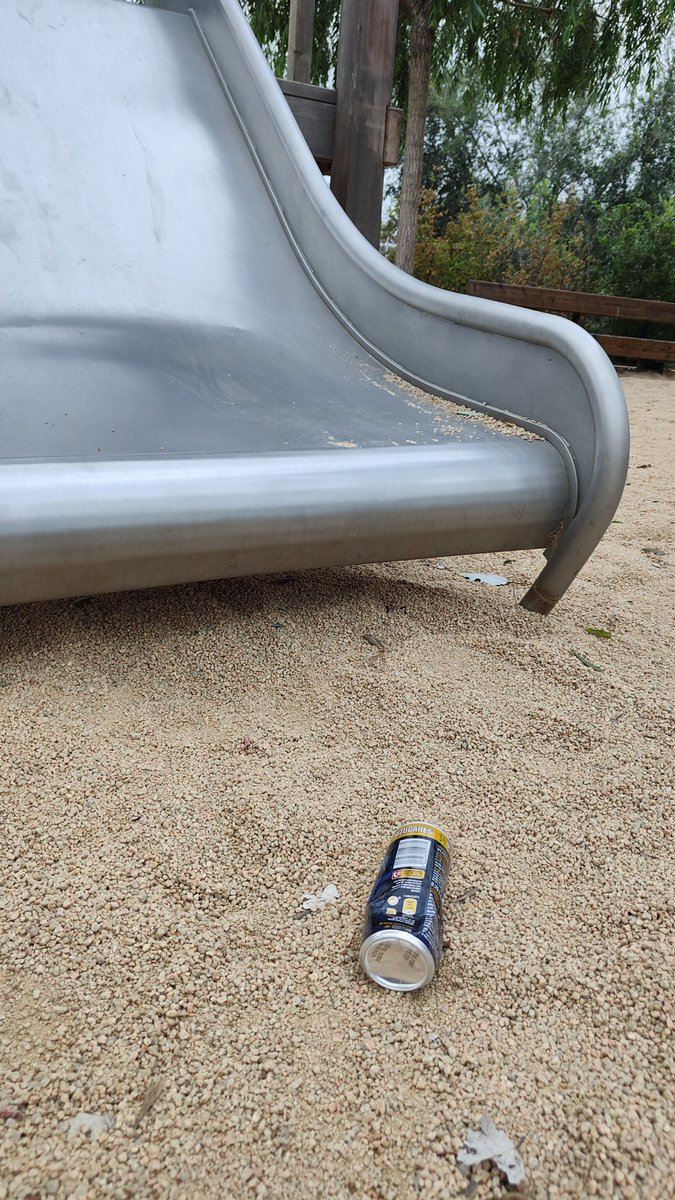blaseitor_'s tweet photo. Así está el parque del Torrent de la Font de #Badalona , lugar donde llevamos a nuestros pequeños a que se diviertan entre colillas, latas, porros y basura, la dejadez es absoluta @Albiol_XG que está sucediendo?@AjBadalona  @Totbadalona https://t.co/ViDDvpPbCR