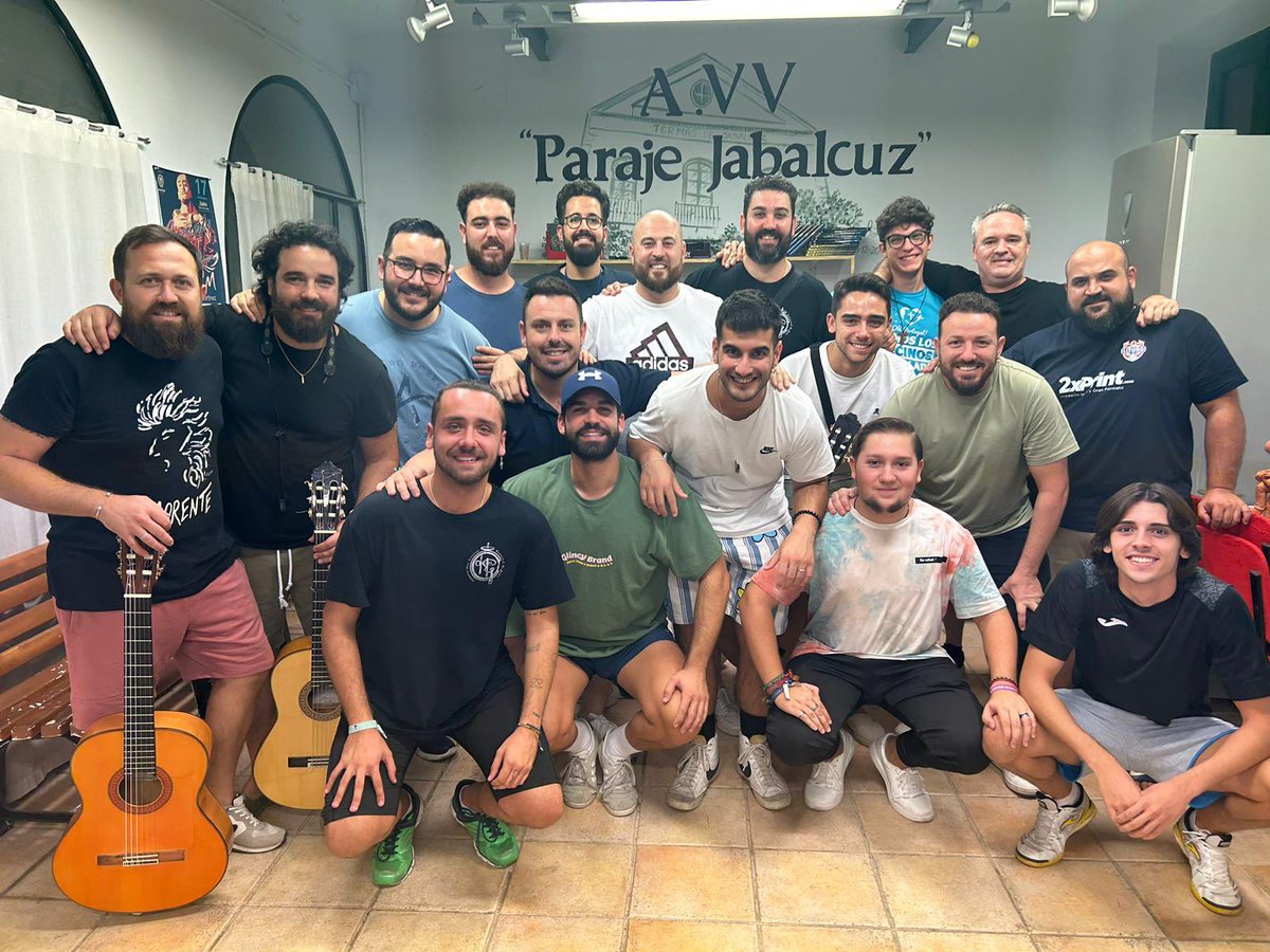 ComparsaHnosGtz's tweet photo. Ayer comenzamos los ensayos de esta nueva semana y recibimos una visita muy especial, @toniiguerrero19 estuvo con nosotros durante el ensayo. Gracias amigo por estar siempre ahí. 

#ComparsaElAventurero2024
#ComparsaHermanosGutierrez
 🎭💜 https://t.co/9DQIfQbHRe