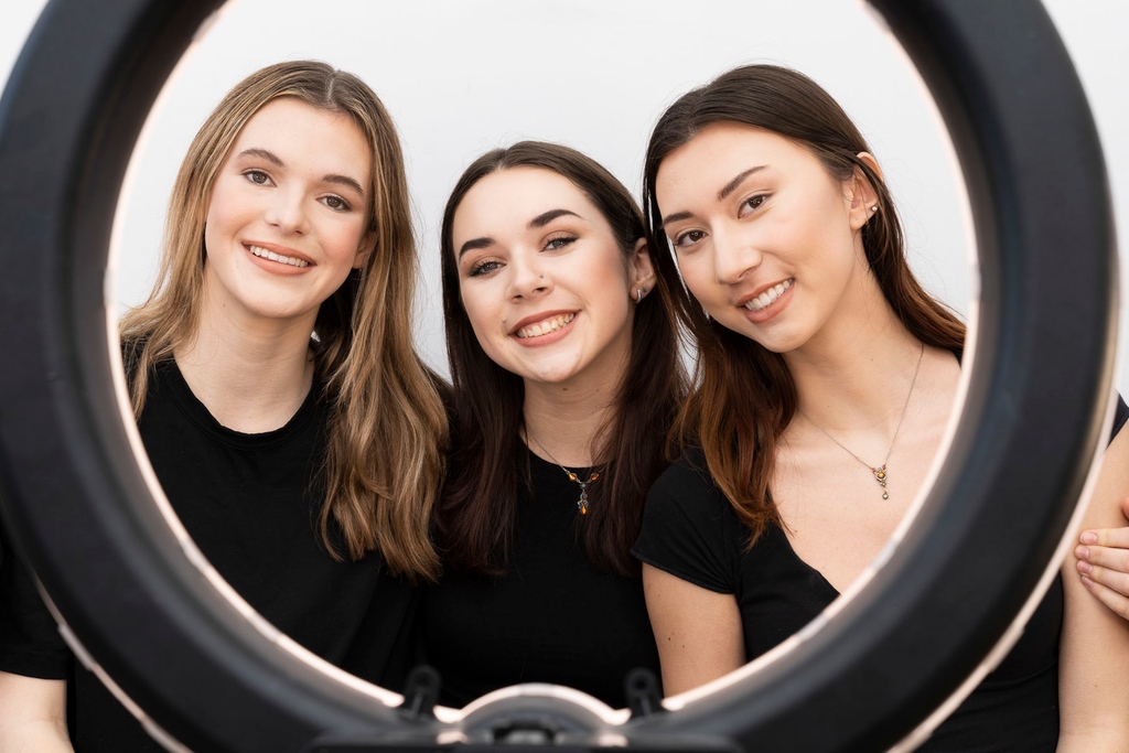 facetopo's tweet photo. 💫Transform your beauty routine with the power of Facetopo! 💁‍♀️⁠
⁠
Unleash a world of possibilities and level up your makeup game like never before. Say goodbye to guesswork and hello to flawless perfection. Get ready to turn heads with your stunning new looks!💄🤳🏻😍⁠ https://t.co/LPJck3x4sp