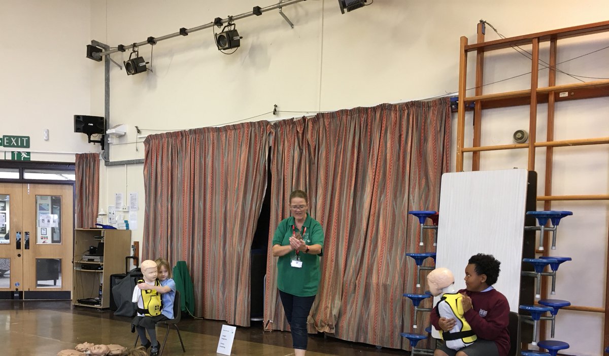 MrNicklinBHPS's tweet photo. #year4BHPS @BeaufortHillPri learning lots about first aid this afternoon with the wonderful @minifirstaiduk https://t.co/Yq4PYMOkdA