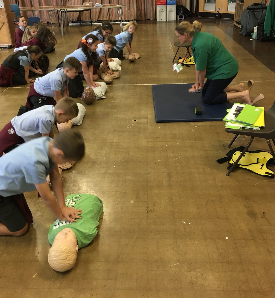 MrNicklinBHPS's tweet photo. #year4BHPS @BeaufortHillPri learning lots about first aid this afternoon with the wonderful @minifirstaiduk https://t.co/Yq4PYMOkdA