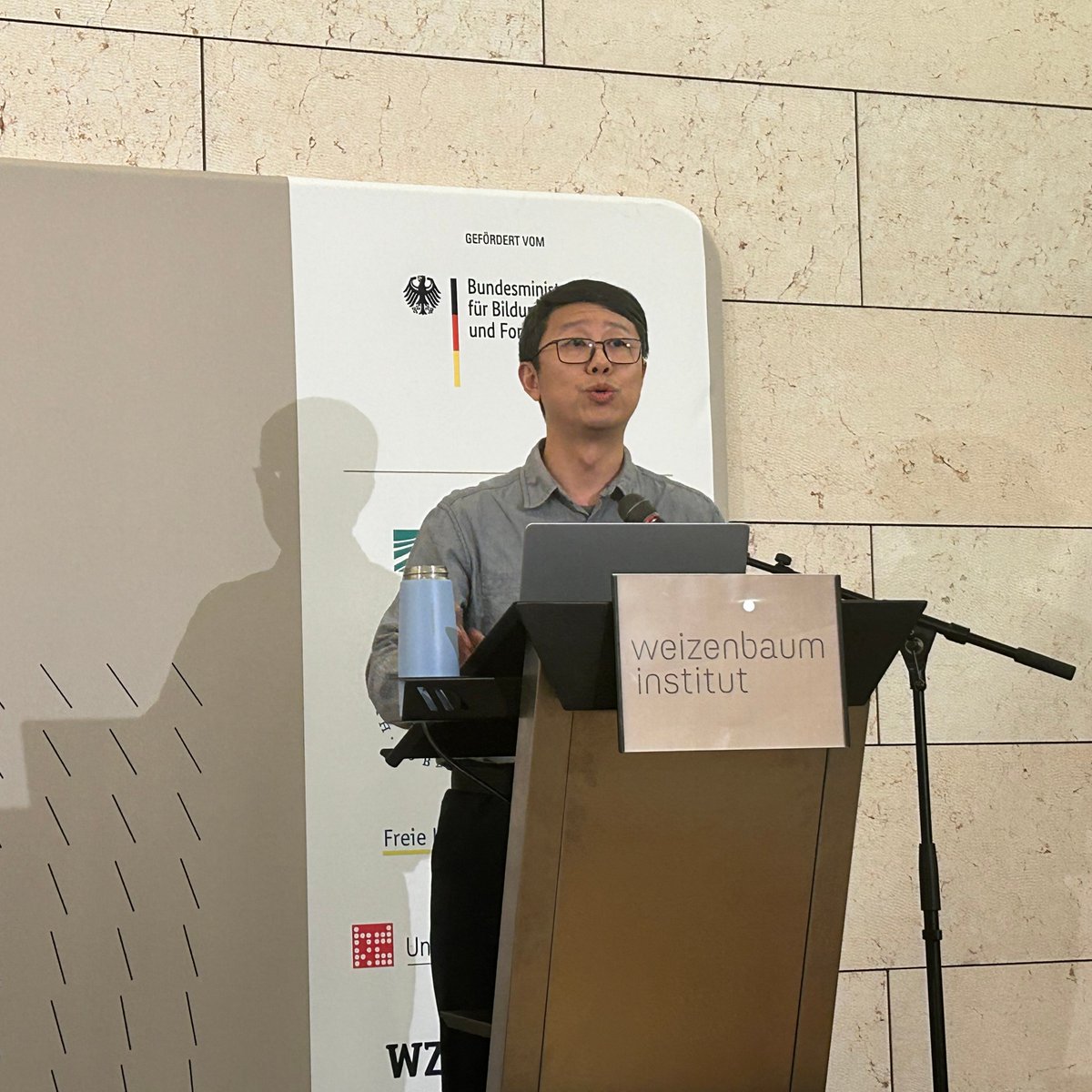 INDL_Official's tweet photo. ๐จNow at #INDL6, professor @jacklqiu's keynote begins: "I am deeply honored to stand here today between you and your beer and dinner." ๐คฃ https://t.co/eUOGQg60ME