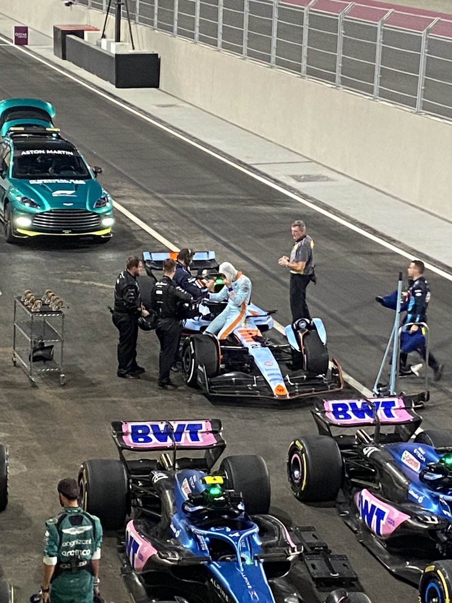 Alfa Romeo team members checking up on @WilliamsRacing 's Alex Albon after the Race which turned out to be one of the toughest race physically for many Drivers 

#F1  #QatarGrandPrix #QatarGP