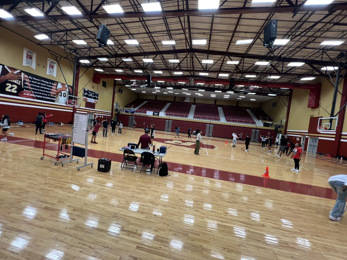 JoshuaBugg4031's tweet photo. WE learning some Badminton fundamentals today 🏸🎯 and playing fun some competitive games @RiverdaleHighTN https://t.co/5w95hbOSGX
