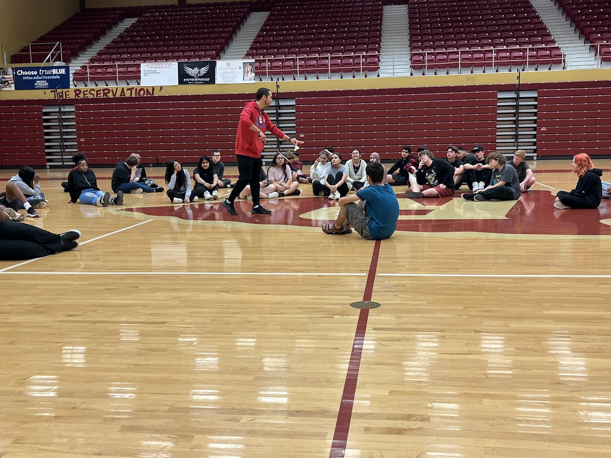 JoshuaBugg4031's tweet photo. WE learning some Badminton fundamentals today 🏸🎯 and playing fun some competitive games @RiverdaleHighTN https://t.co/5w95hbOSGX