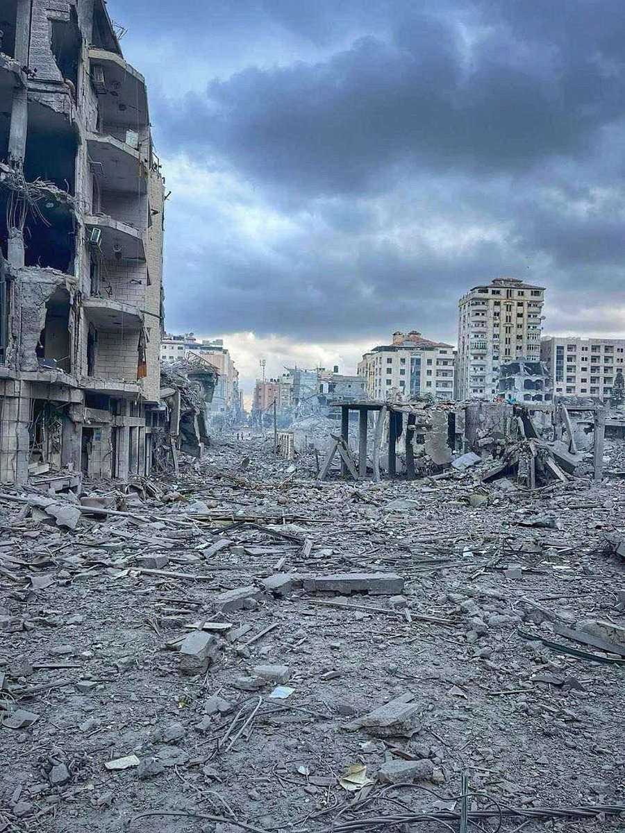 وَلَا تَحْسَبَنَّ اللَّهَ غَافِلًا عَمَّا يَعْمَلُ الظَّالِمُونَ ۚ إِنَّمَا يُؤَخِّرُهُمْ لِيَوْمٍ تَشْخَصُ فِيهِ الْأَبْصَارُ🇵🇸♥️
#طوفان_الأقصى #غزة_الآن #غزة_تحت_القصف