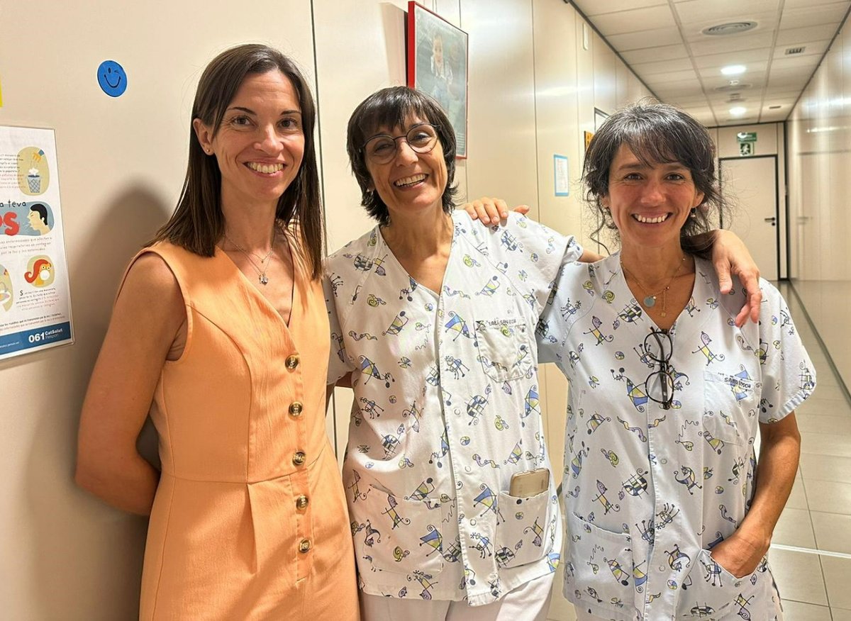 icscatcentral's tweet photo. 💉Les professionals d'infermeria pediàtrica comencen la vacunació contra el virus respiratori sincicial! 

📸La Marta Massanés, farmacèutica de l'@icscatcentral i cap del Servei de Gestió Integral de vacunes #SeGIV ha participat del tret de sortida de la campanya al #CAPRemei. https://t.co/443UL7wUWQ