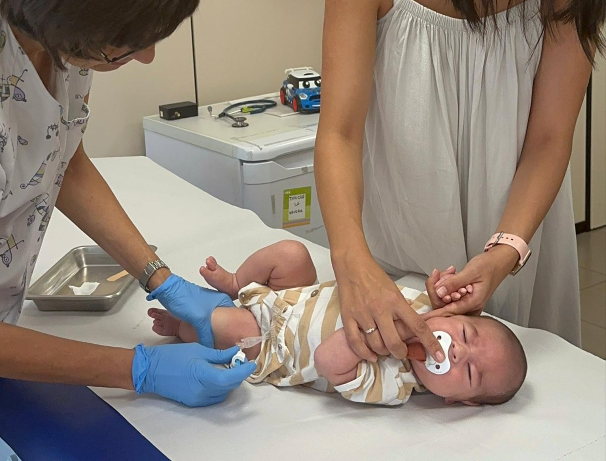 icscatcentral's tweet photo. 💉Les professionals d'infermeria pediàtrica comencen la vacunació contra el virus respiratori sincicial! 

📸La Marta Massanés, farmacèutica de l'@icscatcentral i cap del Servei de Gestió Integral de vacunes #SeGIV ha participat del tret de sortida de la campanya al #CAPRemei. https://t.co/443UL7wUWQ
