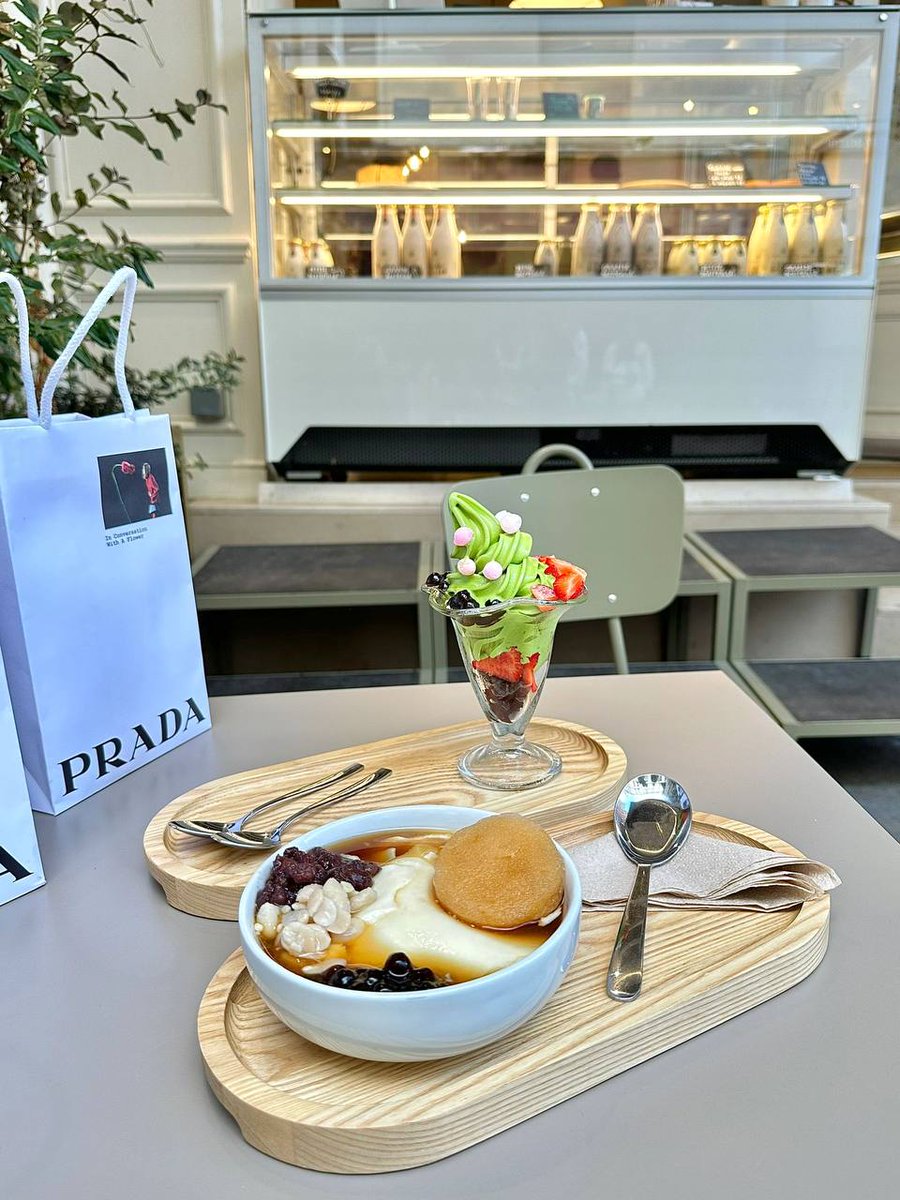 “This dessert combines vanilla ice cream, biscuits, red beans, black jelly and caramel sauce to create a unique texture and flavor. #food #dessert #ice #CreamTheRabbit  #red bean #black jelly #caramel #sauce