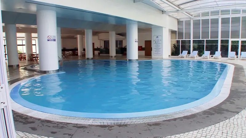 joaoborsch's tweet photo. malta podemos começar uma thread de liminal spaces na madeira? eu começo: piscina interior do hotel alto lido https://t.co/Gq69YsufVR