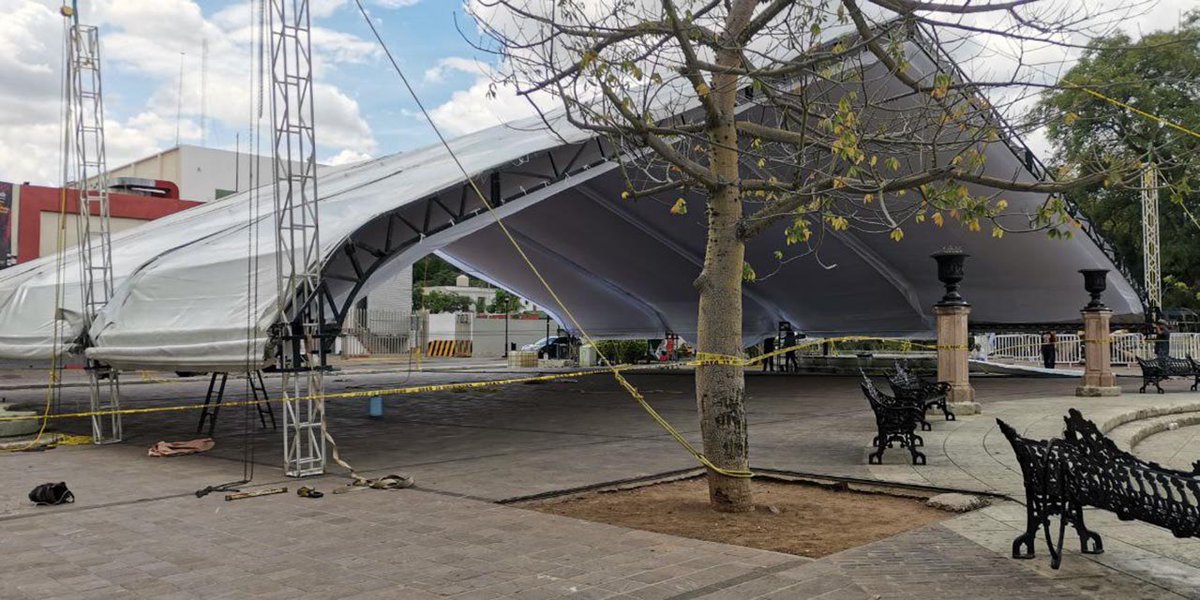 MLS_censura's tweet photo. A @saymipinedav (@SECTUR_GobOax) y al edil @FMartinezNeri les vale 🥜 la infraestructura emblemática de la capital. Por el festival del mole de Caderas, a realizarse próximamente en el parque el Llano, perforaron con cuñas el interior de una fuente de cantera. 📸@ImparcialOaxaca https://t.co/yRn98VX5w9