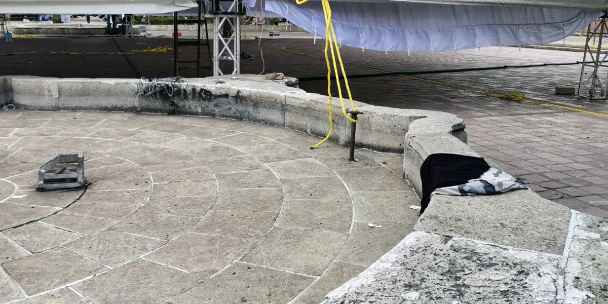 MLS_censura's tweet photo. A @saymipinedav (@SECTUR_GobOax) y al edil @FMartinezNeri les vale 🥜 la infraestructura emblemática de la capital. Por el festival del mole de Caderas, a realizarse próximamente en el parque el Llano, perforaron con cuñas el interior de una fuente de cantera. 📸@ImparcialOaxaca https://t.co/yRn98VX5w9