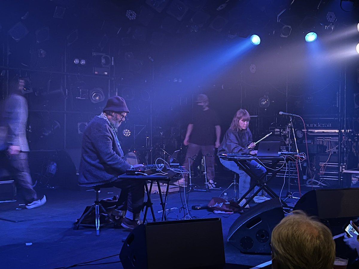 BrianEnoue's tweet image. 三者三様、全く違うスタイルで、でも確実に繋がってるような、なんか不思議な組み合わせ。しかもワールドクラス。
とても濃密な、かつ鼓膜に優しくない、素晴らしい音でした！凄かったぁ！
#ENDON #JimORourke #EikoIshibashi #DMBQ