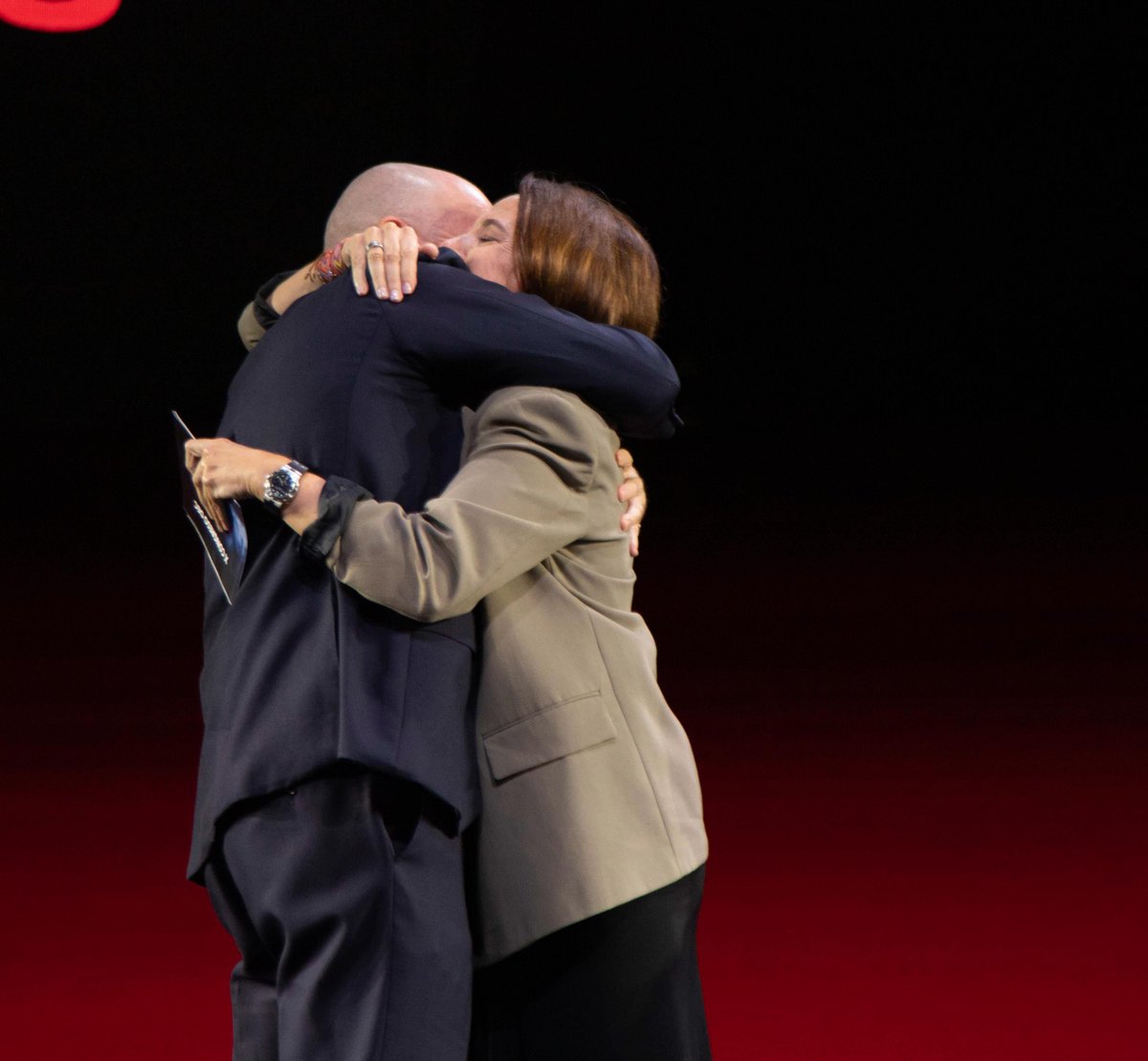 He querido esperar a que terminara la "resaca" del gran éxito del X Congreso de DEC para daros las gracias a todos los que formáis parte de la asociación y del mundo de CX por todo el cariño y el reconocimiento que recibí al ser nombrado Presidente de Honor de DEC.