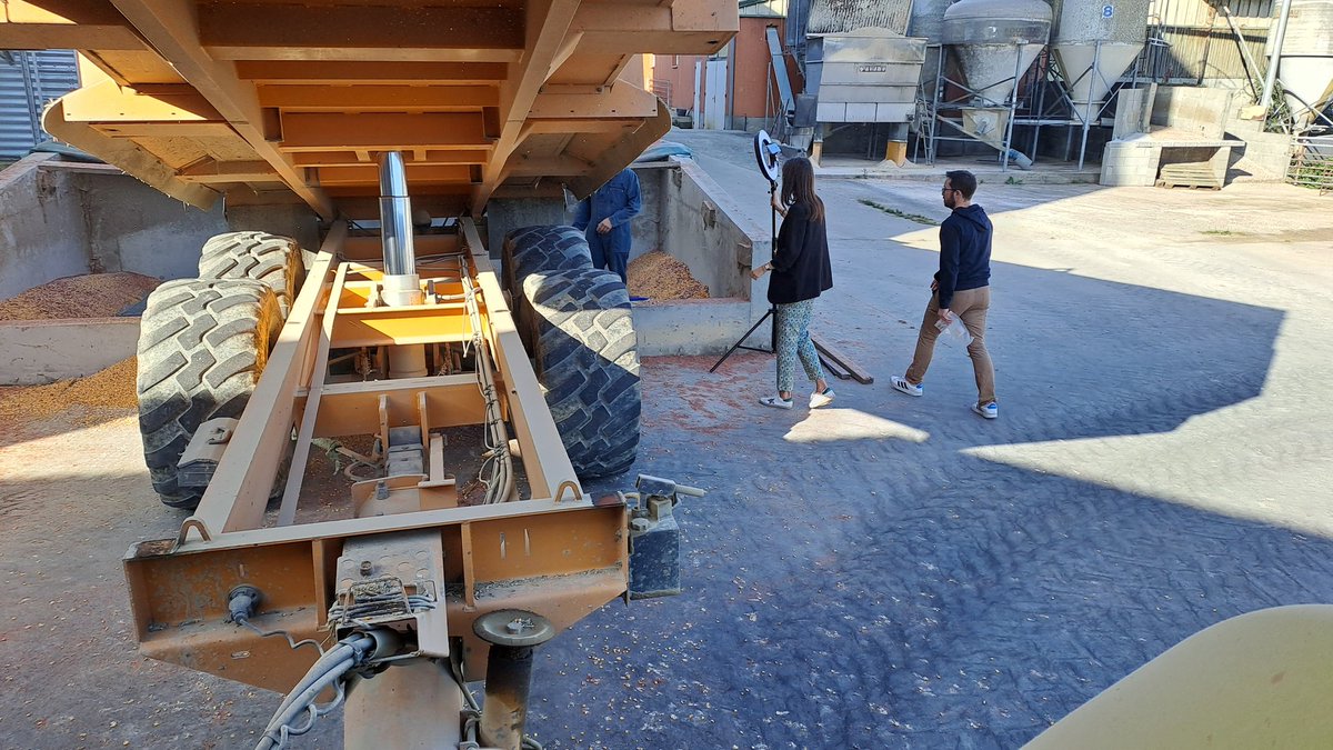 mafred35's tweet photo. Ce matin s'était shooting photo + vidéo à la fabrique d'aliment de l'élevage avec une équipe @CooperlArcAtl . 
Cette vidéo  servira aux techniciens(es)  en interne, afin de former ou réapprendre les bons gestes lors des  prises d'échantillons des céréales à la ferme. https://t.co/tJyt6pylIF