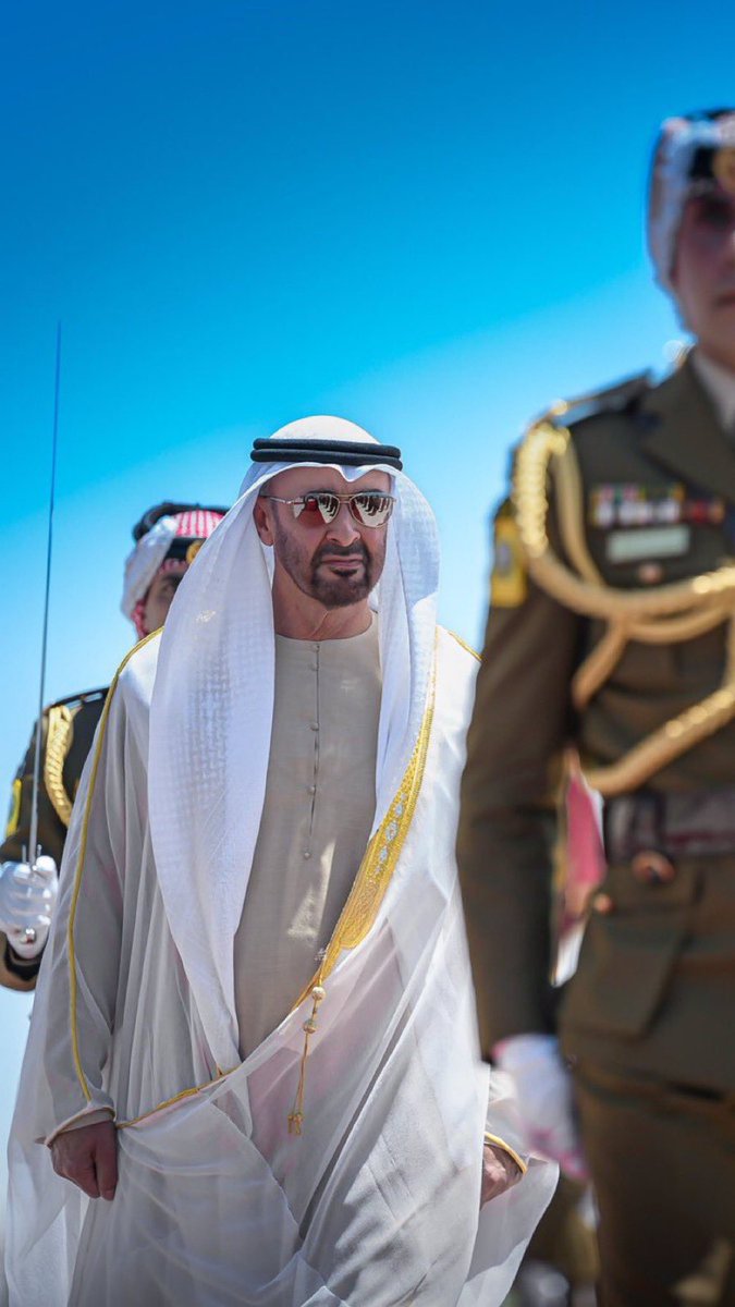 محمد بن زايد الأب 
محمد بن زايد القائد 
محمد بن زايد الرئيس

أعداءه كُثر…

فكونوا له عوناً بعد الله ، دافعوا عنه بعقولكم وقلوبكم ، لا تسمعوا فيه قولاً ، احثوا في وجه من يشكك ويسيء إليه ، واخيراً لا تنسونه من دعاءكم ❤️
