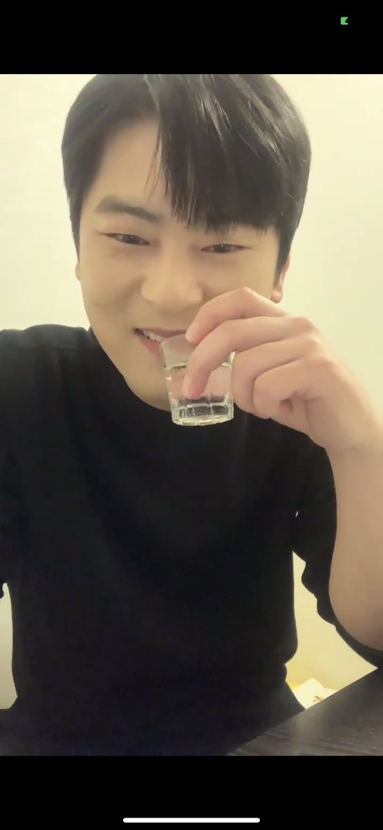 술 잔 들고 웃는거 너무 기엽다 💕