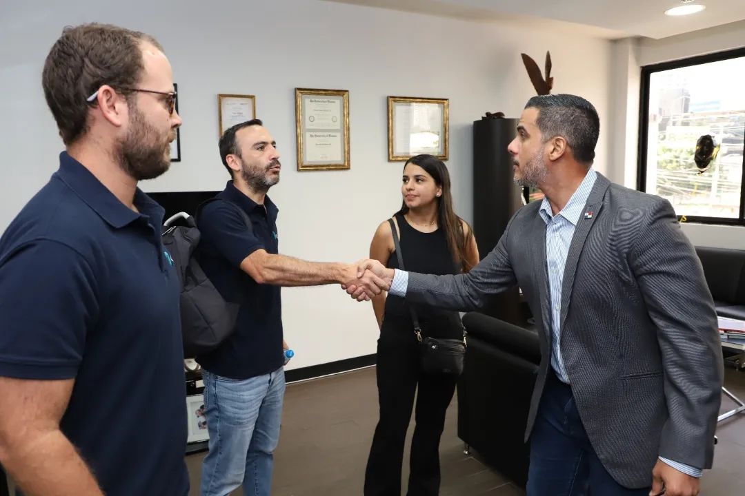Cubopago's tweet photo. 🇵🇦 Nos reunimos con el director de @AMPYMEPANAMA, Oscar Ramos Jirón, para seguir impulsando a el crecimiento de las MIPYMES Panameñas.  Agradecemos a @AmpymePanama por destacar esta colaboración y por considerarnos para participar en la Semana Global de Emprendimiento. https://t.co/wBicgQ42TD