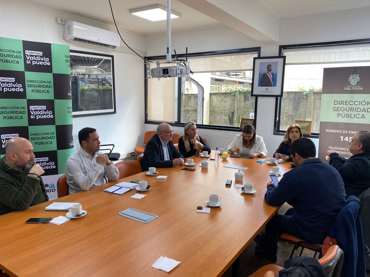 CCIVLosRios's tweet photo. El presidente de la Cámara de Comercio e Industrias de Valdivia Gonzalo Cuevas junto al Vicepdte. Guido Barbet, y el Gerente, Walter Marcos, sostuvieron un importante encuentro con la primera autoridad comunal, Carla Amtmann para hablar sobre seguridad y comercio informal. https://t.co/iEsCjEqpgI