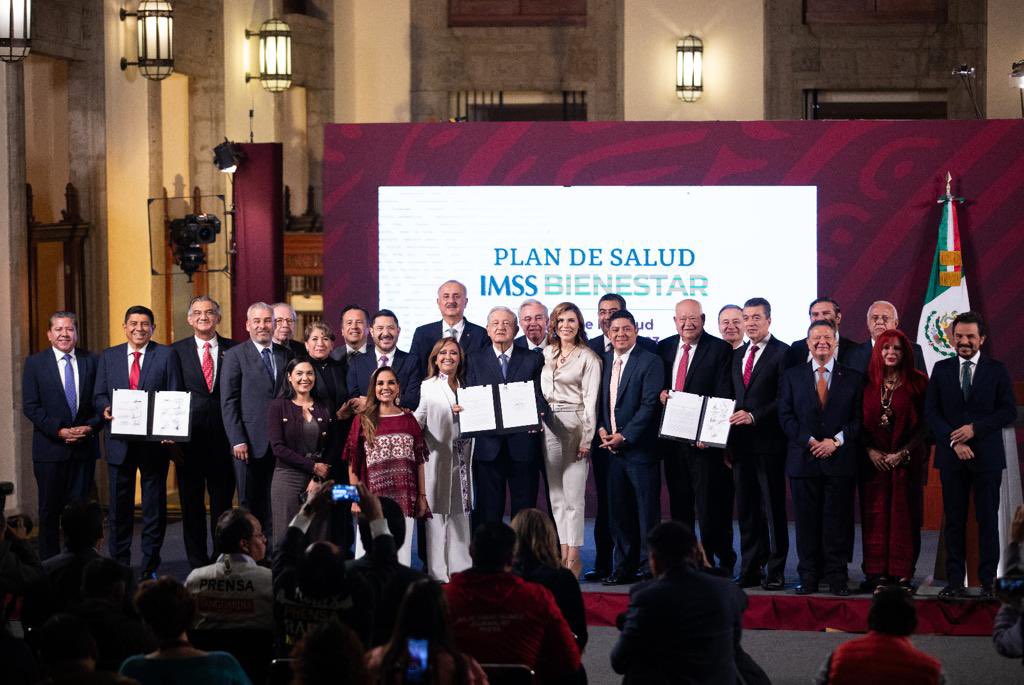 zoerobledo's tweet photo. Hoy en #ElPulsoDeLaSalud, con el Presidente @lopezobrador_ y 23 compañeras y compañeros gobernadores de los estados que se han sumado al Programa @IMSSBIENESTAR , firmamos el Acuerdo Nacional para la Federalización del Sistema de Salud. 

El IMSS-BIENESTAR operará en 23 estados y atenderá a 53.2 millones de mexicanas y mexicanos, es decir: el 80% de la población sin seguridad social.

Lo haremos con una infraestructura de 707 Hospitales y 13,966 centros de salud.

Seguiremos avanzando en la consolidad de la salud como un derecho.