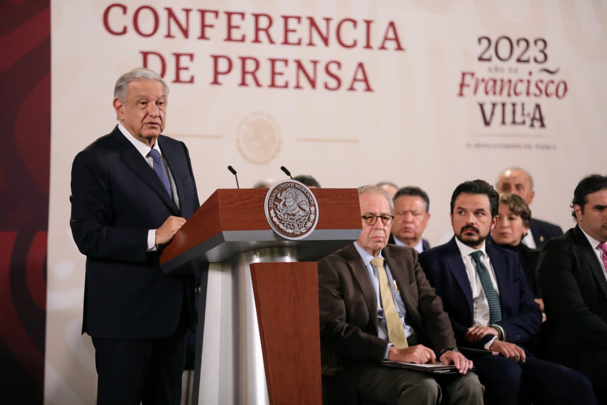 zoerobledo's tweet photo. Hoy en #ElPulsoDeLaSalud, con el Presidente @lopezobrador_ y 23 compañeras y compañeros gobernadores de los estados que se han sumado al Programa @IMSSBIENESTAR , firmamos el Acuerdo Nacional para la Federalización del Sistema de Salud. 

El IMSS-BIENESTAR operará en 23 estados y atenderá a 53.2 millones de mexicanas y mexicanos, es decir: el 80% de la población sin seguridad social.

Lo haremos con una infraestructura de 707 Hospitales y 13,966 centros de salud.

Seguiremos avanzando en la consolidad de la salud como un derecho.
