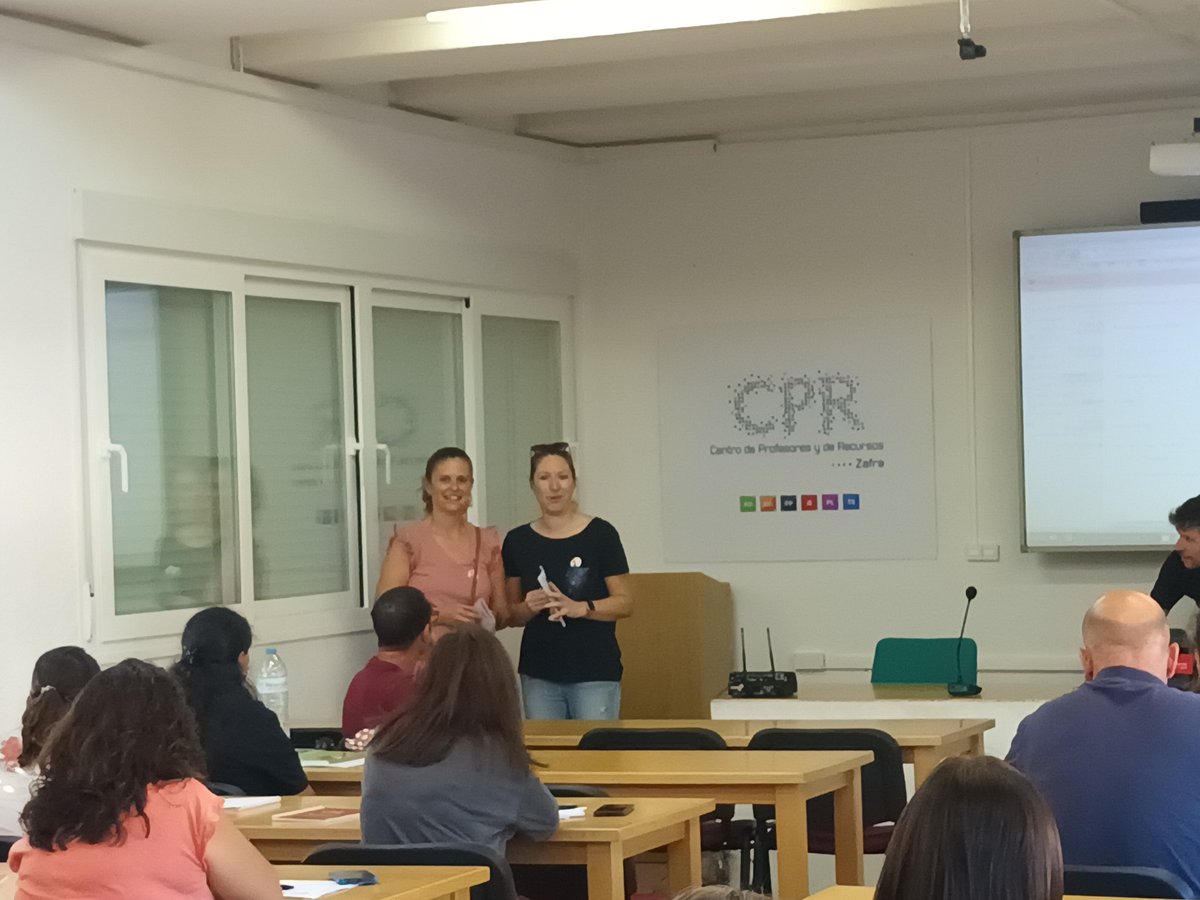 MusicaMarisa's tweet photo. Cata de Buenas Prácticas Educativas, en @CPR_Zafra
@cpelllano #equipodeinfantil #aulamultisensorial #mesasdeluz #luzultravioleta #AdFex https://t.co/Haw5c7SDw0