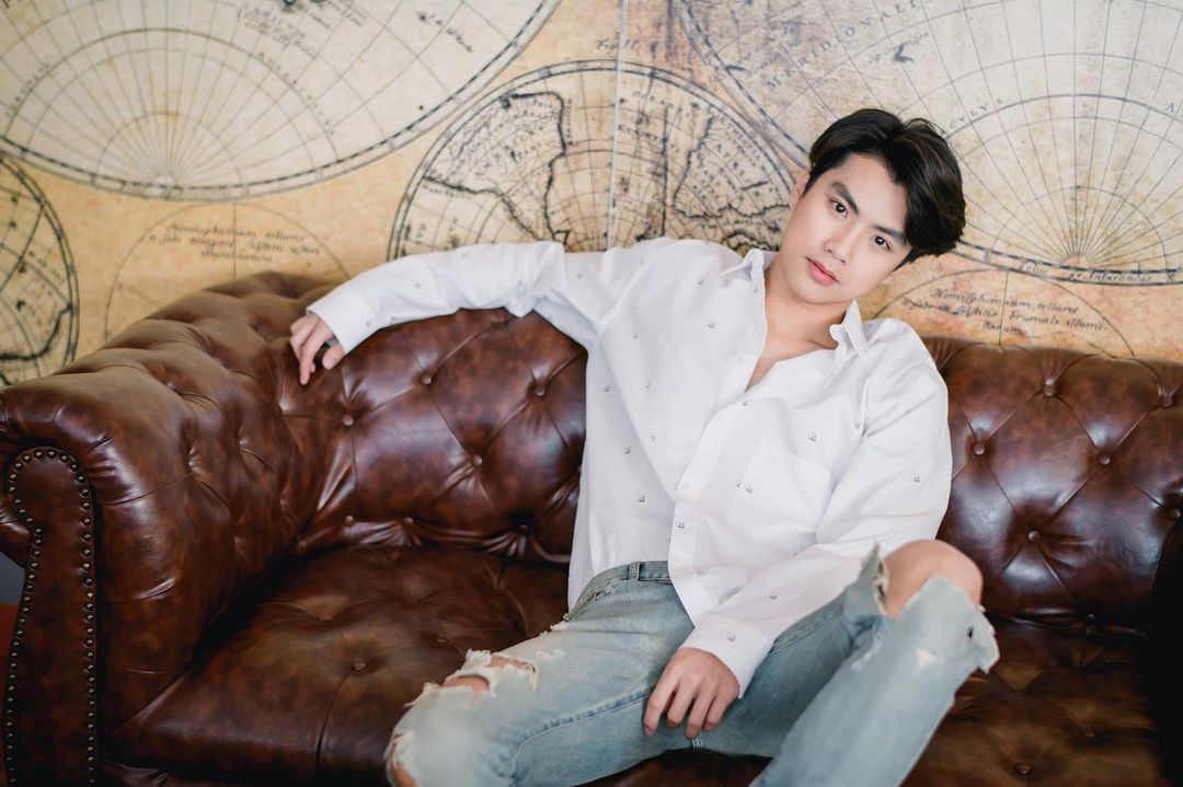 ohm_pawi's tweet photo. #OhmNanon #PerthChimon AU

- CAN I? -

Nanon Korapat
Ohm Pawat
Perth Tanapon
Chimon Wachirawit

Nanon yang seorang pecundang mencintai ohm pawat yang memiliki kekasih, bisakah cintanya terwujud? https://t.co/2WDa1WgH6Z