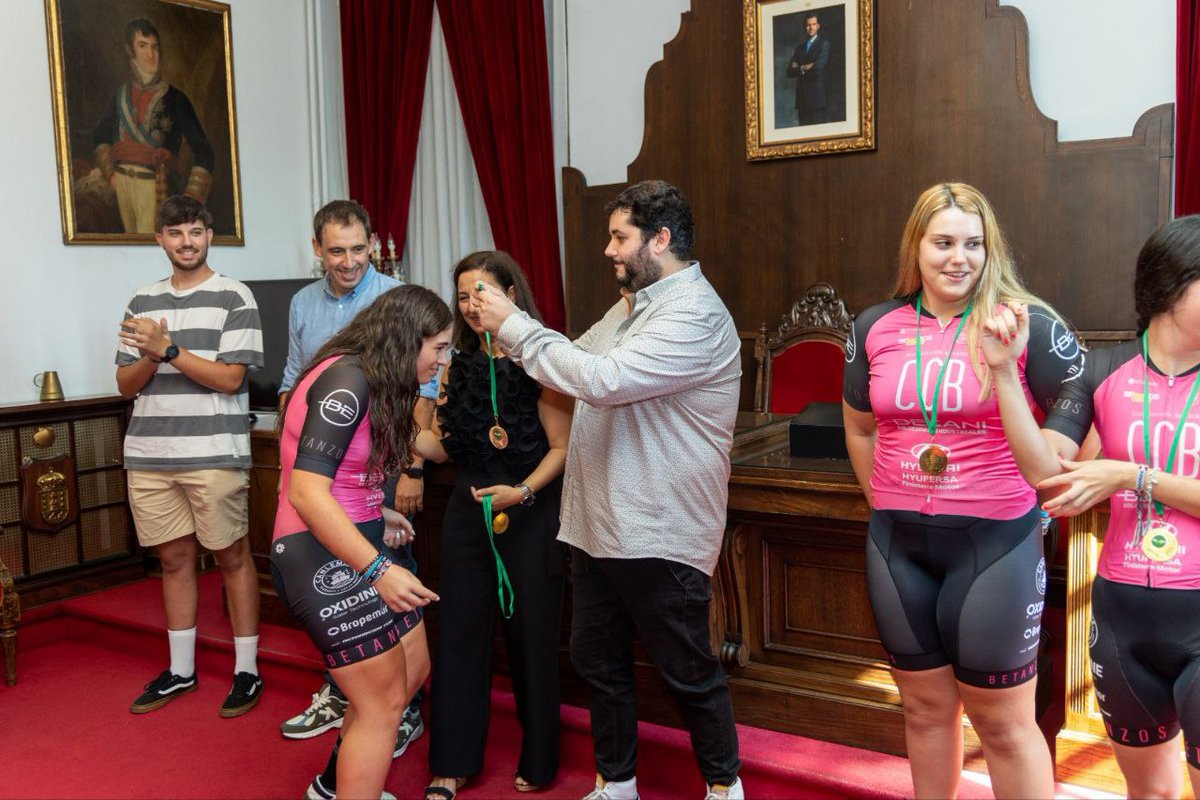 Concello de Betanzos (@ayuntbetanzos) on Twitter photo 🚴 O pasado sábado tivo lugar no salón de plenos a recepción do equipo junior femenino do <a href="/CcBetanzos/">CC BETANZOS</a>
🙌 O <a href="/AyuntBetanzos/">Concello de Betanzos</a>, coa presenza da alcaldesa María Barral e o concelleiro de deportes Ricardo Cheda, quixo destacar o labor deste equipo. 🚴 O pasado sábado tivo lugar no salón de plenos a recepción do equipo junior femenino do <a href="/CcBetanzos/">CC BETANZOS</a>
🙌 O <a href="/AyuntBetanzos/">Concello de Betanzos</a>, coa presenza da alcaldesa María Barral e o concelleiro de deportes Ricardo Cheda, quixo destacar o labor deste equipo.