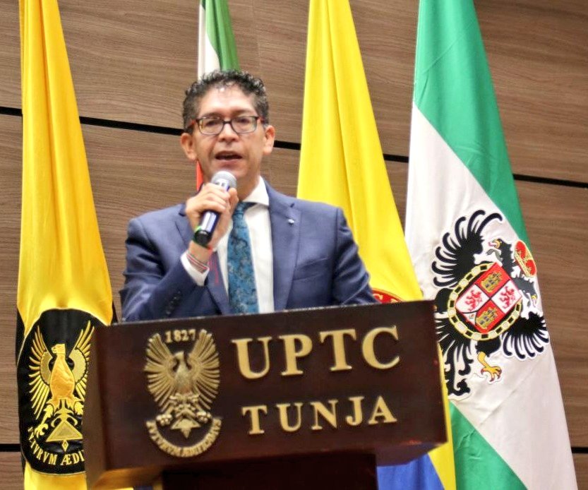 UPTCoficial's tweet image. 🪙 #UPTC70Años | El Gobernador, @RamiroBarraganA, celebra un día de alegría por nuestra universidad pública y el derecho a la educación. #Boyacá invierte en su infraestructura para llevar la educación superior a #PuertoBoyacá, #Soatá y la sede central de Ingeniería.

🧵 👇🏼