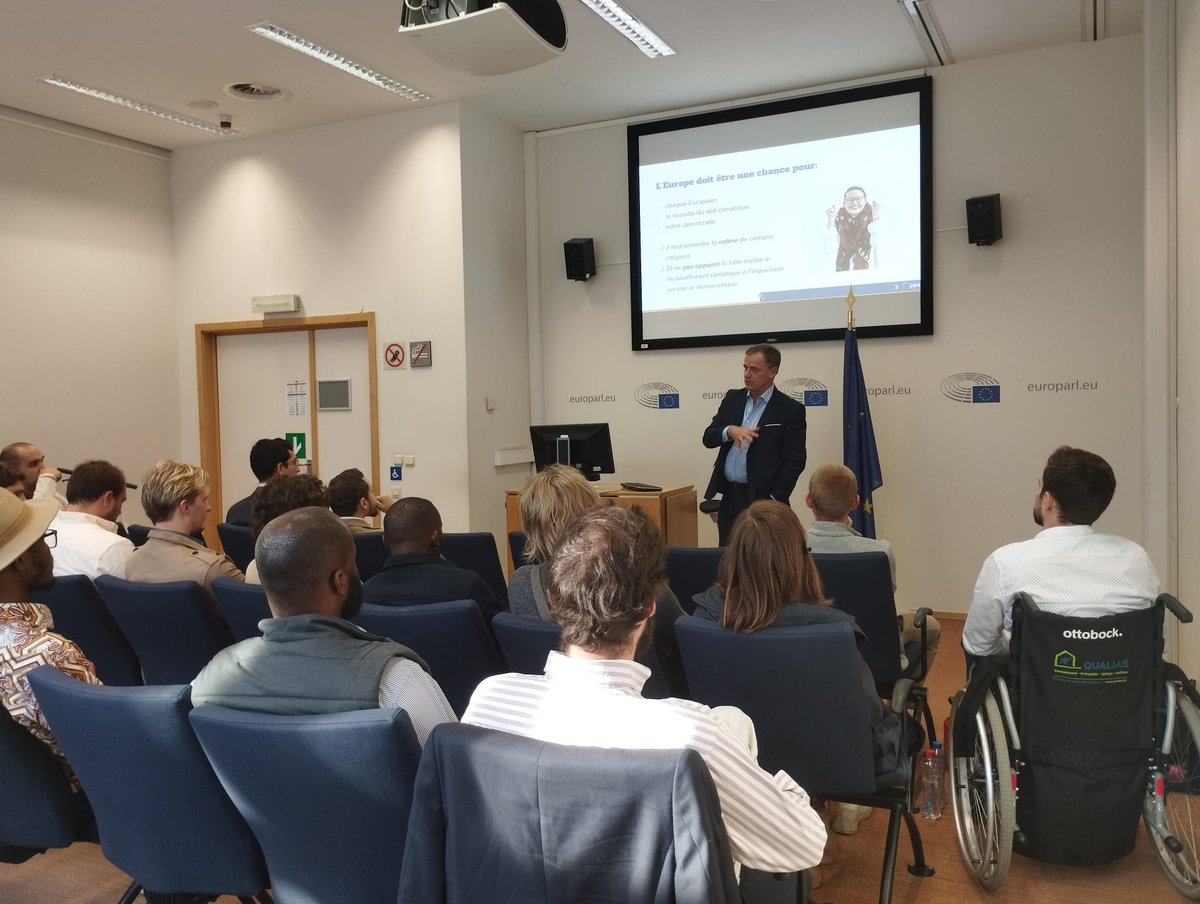 Merci à notre eurodéputé @BenoitLutgen pour cette visite du Parlement européen et ce riche échange avec les jeunes et @gen_engagee 🙏🇪🇺