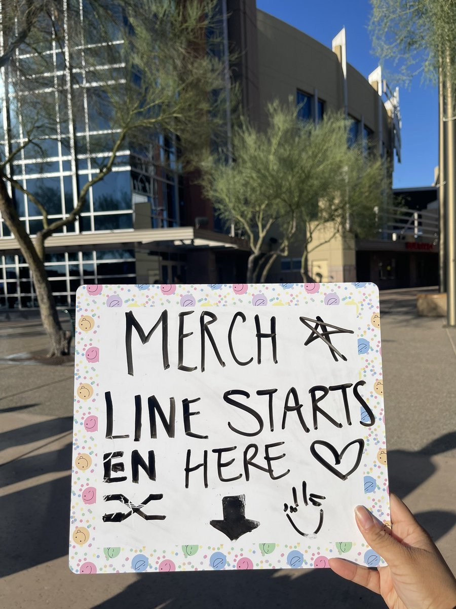 ALE_AZ_BTS's tweet photo. Merch line has changed to the corner of gate 5 #enhypenglendale #enhypenmerch #ENHYPENinAZ  #ENHYPEN #EN_WORLDTOUR_FATE https://t.co/RMEiLJOLfO