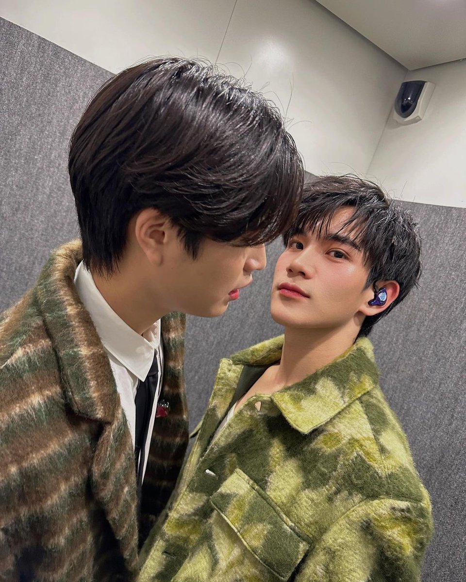 mininewwiee's tweet photo. phi Siberian Husky and nong Scottish 😝🤏🏼 https://t.co/YkQk4eYp4B