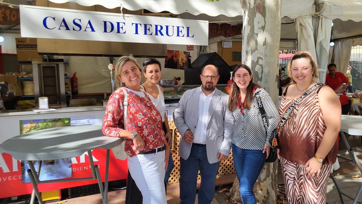 AlbertoXAragon's tweet photo. Con @raquelica1, @CrisnavarroM, @luisestaun y @forteabaguena visitamos las casetas de las Casas Regionales en la plaza de Aragón, una muestra de la riqueza cultural y gastronómica de nuestro país. #FiestasPilar #CasasRegionales https://t.co/mQNNArGM4F