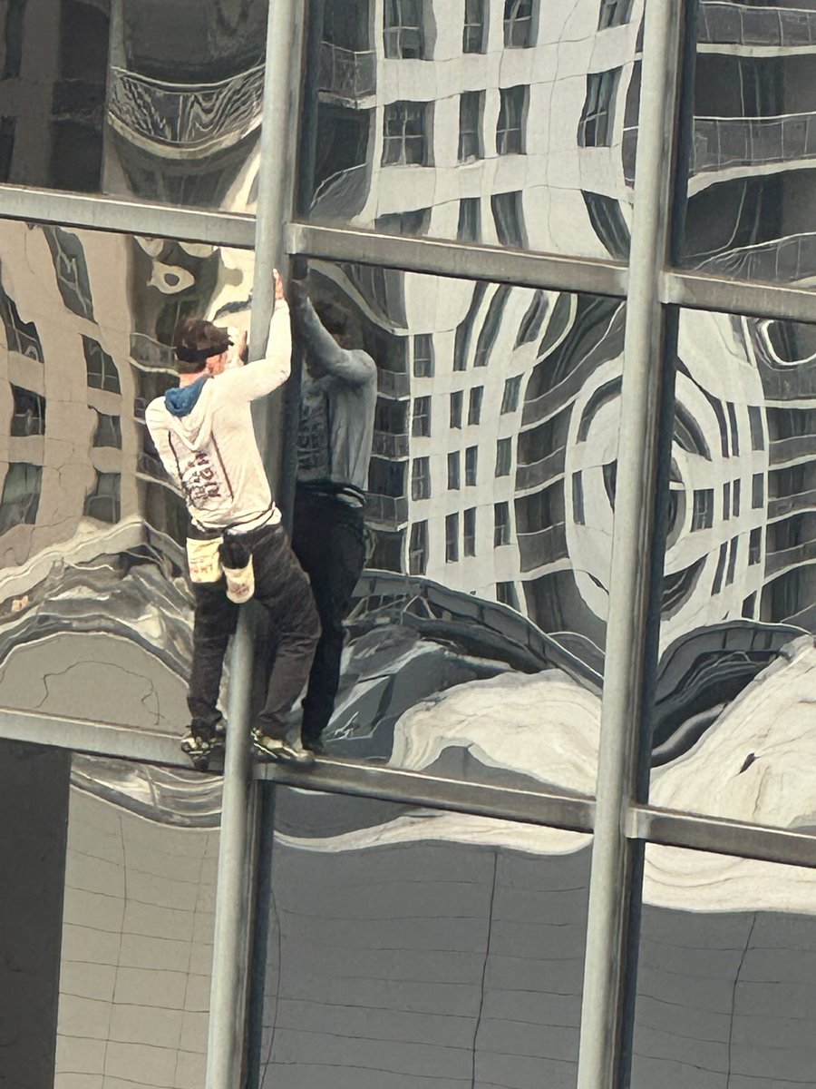 DmjImaging's tweet photo. 🙏🏿 10/10/23 man climbing a high rise building in Chicago. https://t.co/yk2hkb9hCN
