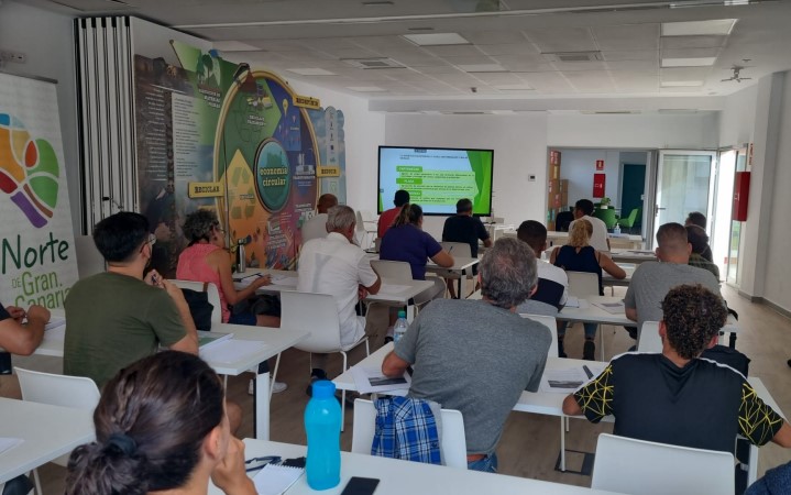 RadioArucas's tweet photo. #NorteGC La @MancomunidadNGC  organiza un curso gratuito homologado de manipulador de productos fitosanitarios, nivel básico, del 30/10 al 6/11  en horario de tarde en las instalaciones del Parque Científico Tecnológico Comarcal del Norte de Gran Canaria. https://t.co/Wg2xIY6Whb https://t.co/OMl4sgWmnc