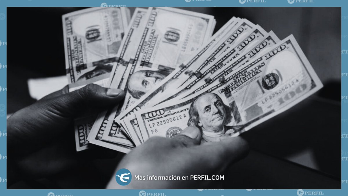 perfilcom's tweet photo. 🚨#AHORA |💵El dólar blue aumento a $1040. https://t.co/ifDmr71mc4