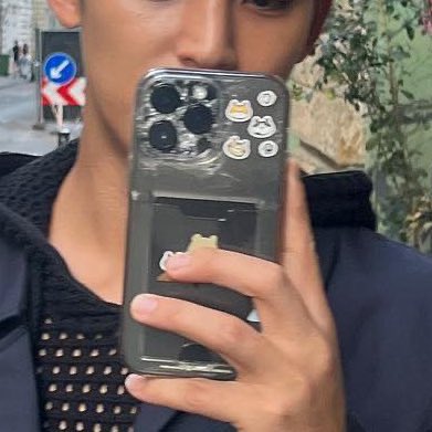 tinkswonu's tweet photo. just mingyu cutely telling wonwoo &amp; carats how his phone ended up being like that 😭 https://t.co/4ZhHyIRDgp