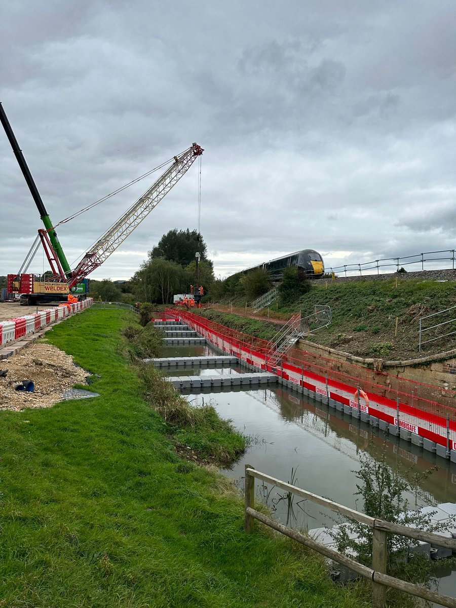 JNPilingLtd's tweet photo. Another update from another project. This time we're on the River Evenlode in Oxfordshire. Cross-hired another Giken to complete works for embankment stabilisation installing 14m long ZZ 46-700 sheet piles

#weknowpiling #piling #sheetpiling #expertise #piles #Giken #Supercrush https://t.co/f4gU81Kd4l
