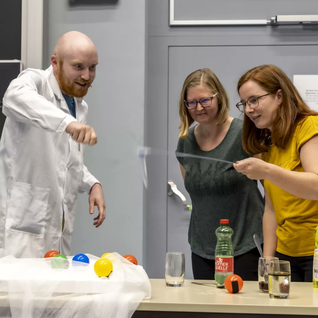 SiboniHenrik's tweet photo. The audience played along at the Styrian Science Slam 2023🔬 

Big thanks to all participants, the audience, fellow performers ❤️ and of course the organizer Bernhard! 💪

I highly recommend it to other scientists! 🤹‍♂️

Photo: SHK/Jimmy Lunghammer #ScienceSlam #PublicEngagement https://t.co/zv84xME6cS