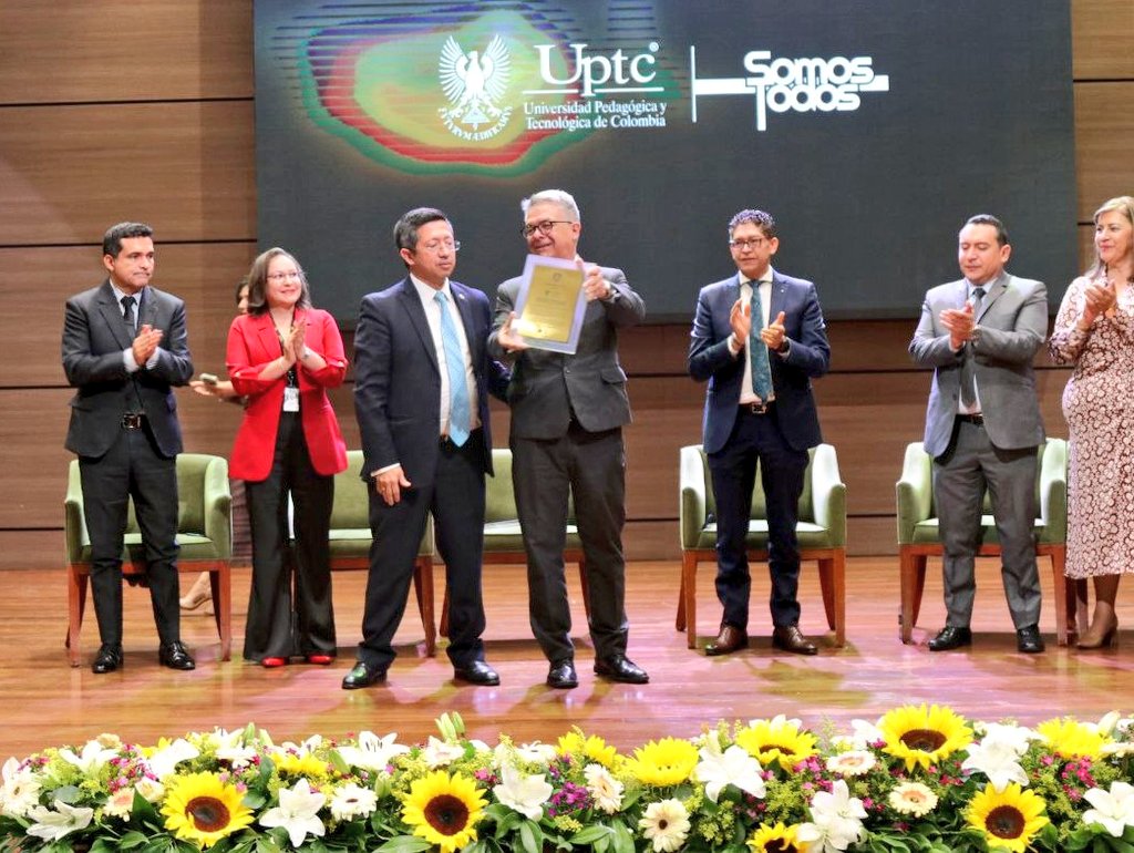 UPTCoficial's tweet image. 🪙 #UPTC70Años | @AlcaldiaTunja otorga la Condecoración Gonzalo Suárez Rendón, en grado de oro, en reconocimiento al destacado lugar de nuestra institución, que se encuentra entre las 10 mejores en los rankings nacionales. ¡Un logro que nos llena de orgullo y motivación!

🧵 👇🏼
